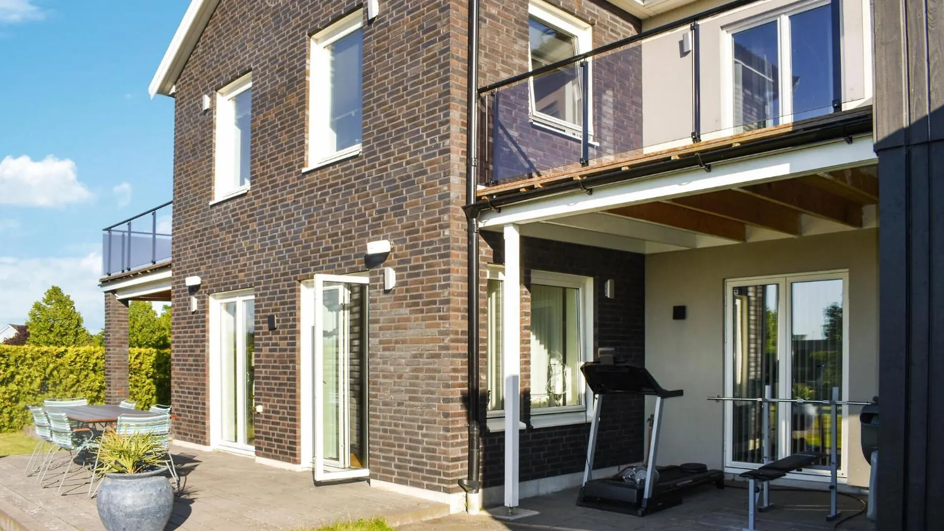 Stunning Home In Malmoe With Jacuzzi Sverige